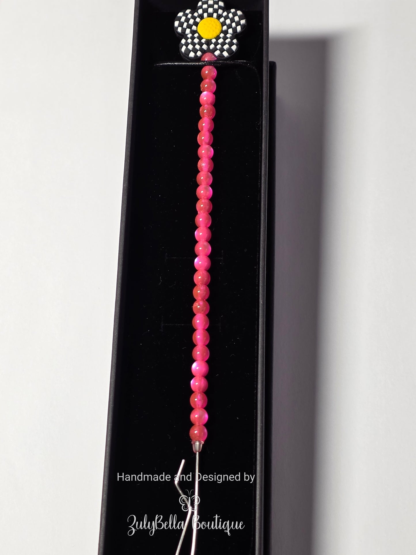 Bracelet Helper - Checkered Flower.